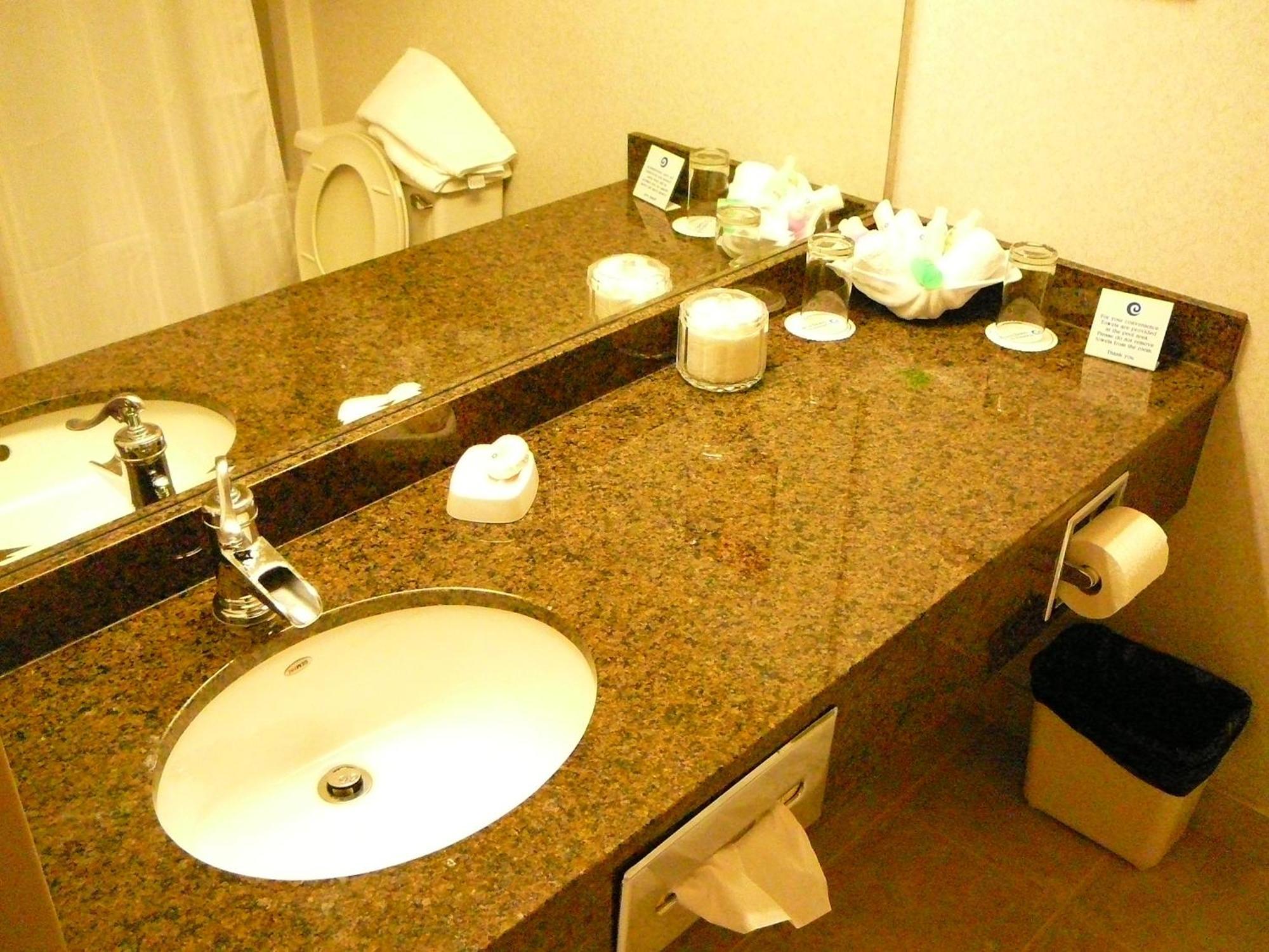 โคสต์ แอบบอตส์ฟอร์ด โฮเต็ล แอนด์ สวีท Hotel อับบอทส์ฟอร์ด ภายนอก รูปภาพ